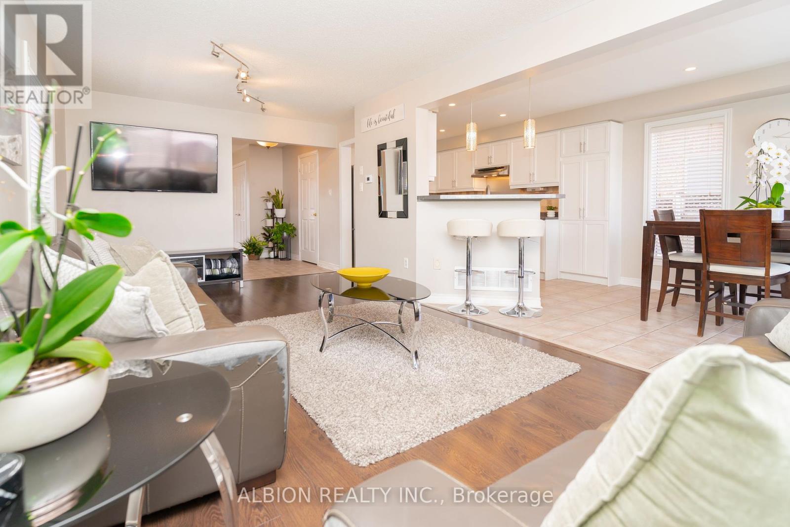 40 Emily Carr Crescent, Caledon, Ontario  L7E 2K9 - Photo 7 - W12145331