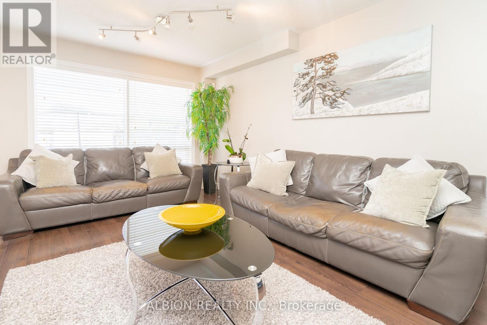40 Emily Carr Crescent, Caledon, Ontario  L7E 2K9 - Photo 8 - W12145331
