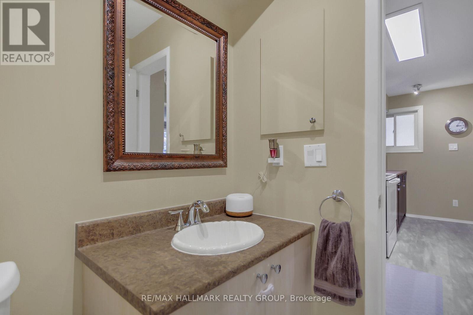 906 Tanguay Court, Ottawa, Ontario  K2L 3X5 - Photo 14 - X12081729
