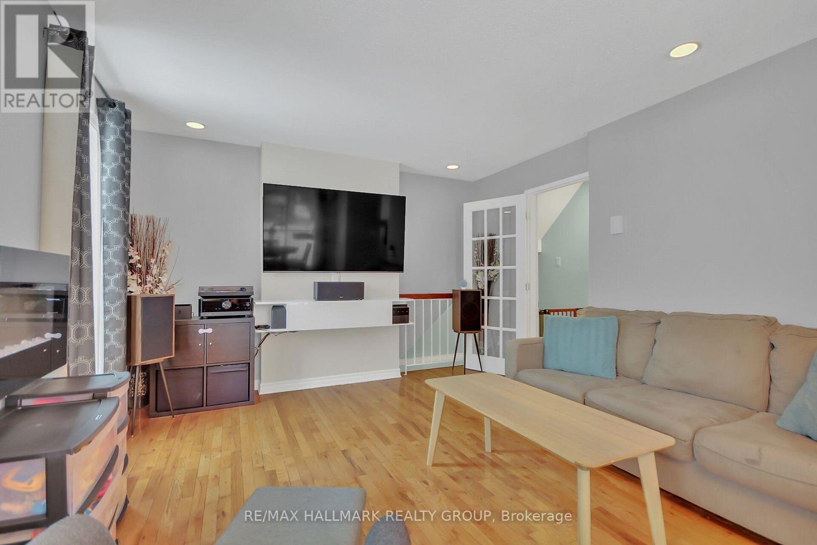 906 Tanguay Court, Ottawa, Ontario  K2L 3X5 - Photo 4 - X12081729