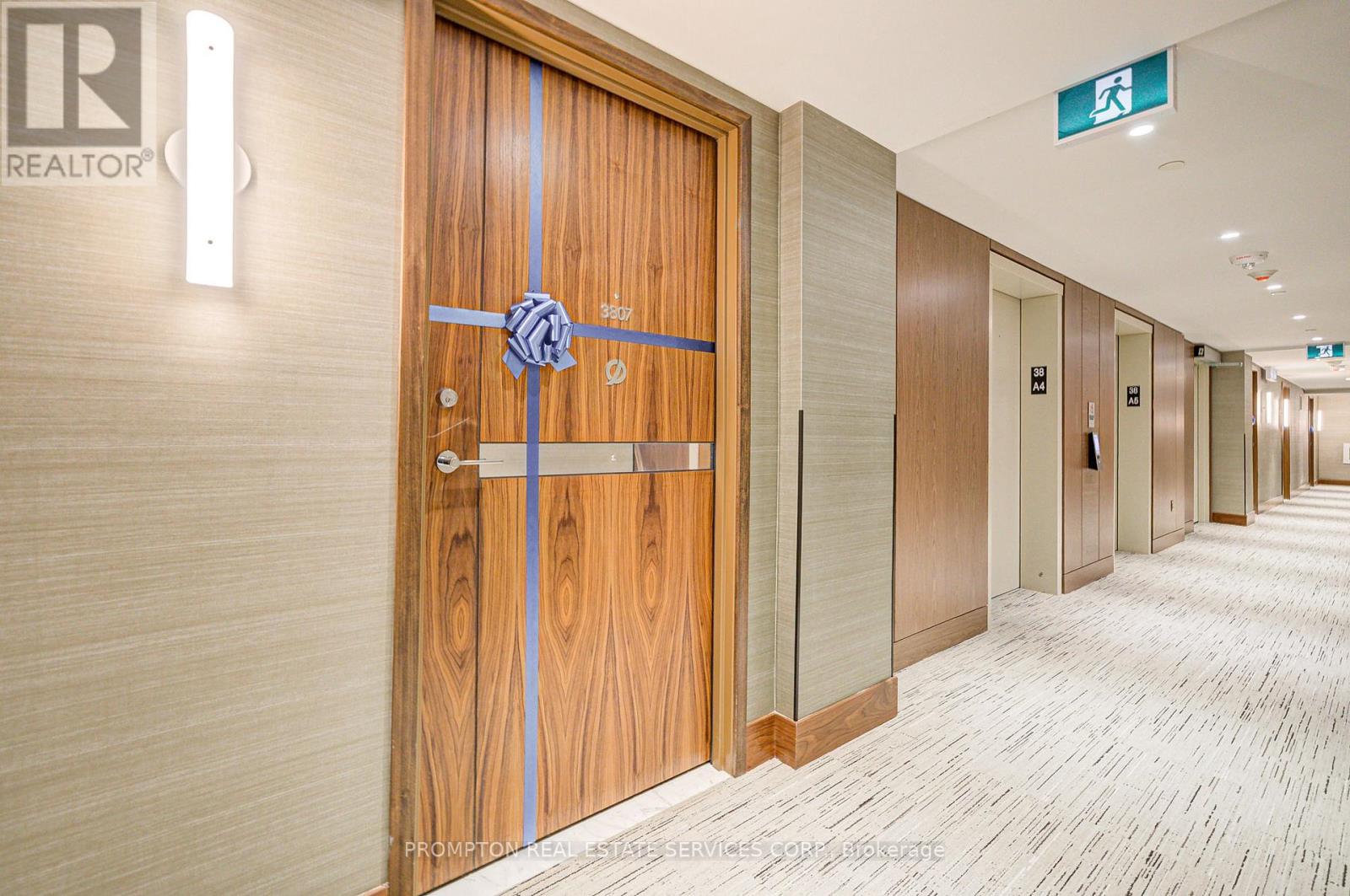 3807 - 1 Concord Cityplace Way, Toronto, Ontario  M5V 0X3 - Photo 7 - C12200454