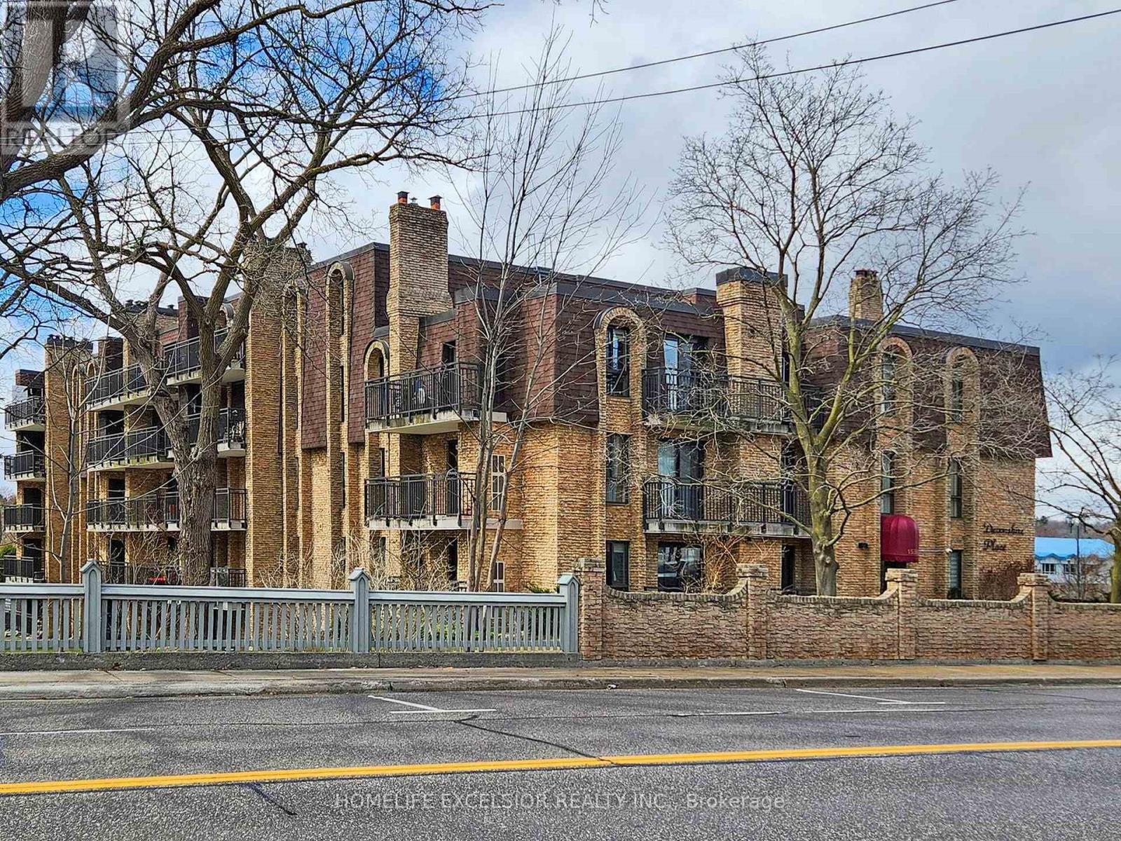 203 - 15390 YONGE STREET, Aurora, Ontario