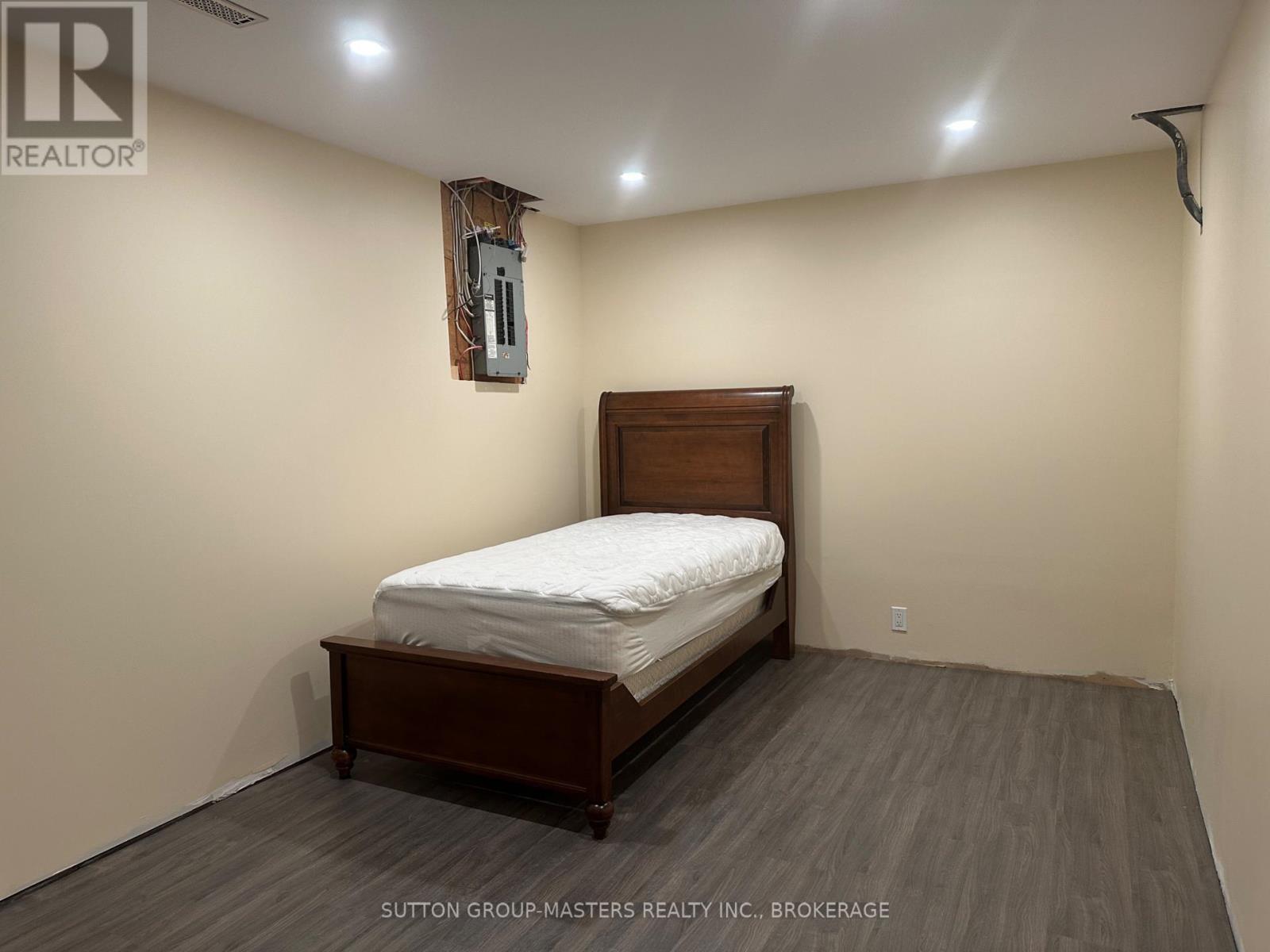52 Coventry Crescent, Kingston (West Of Sir John A. Blvd), Ontario  K7M 7S7 - Photo 20 - X12088833