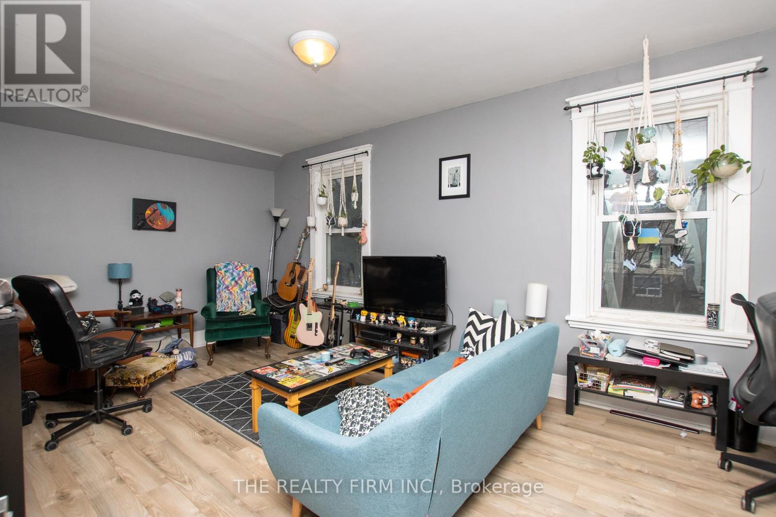Photo 3 of 40 for 666 Lorne Avenue