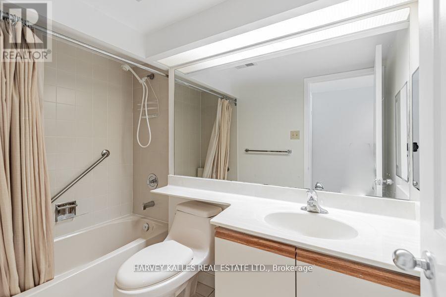 2507 - 77 Harbour Square, Toronto, Ontario  M5J 2S2 - Photo 10 - C12205388
