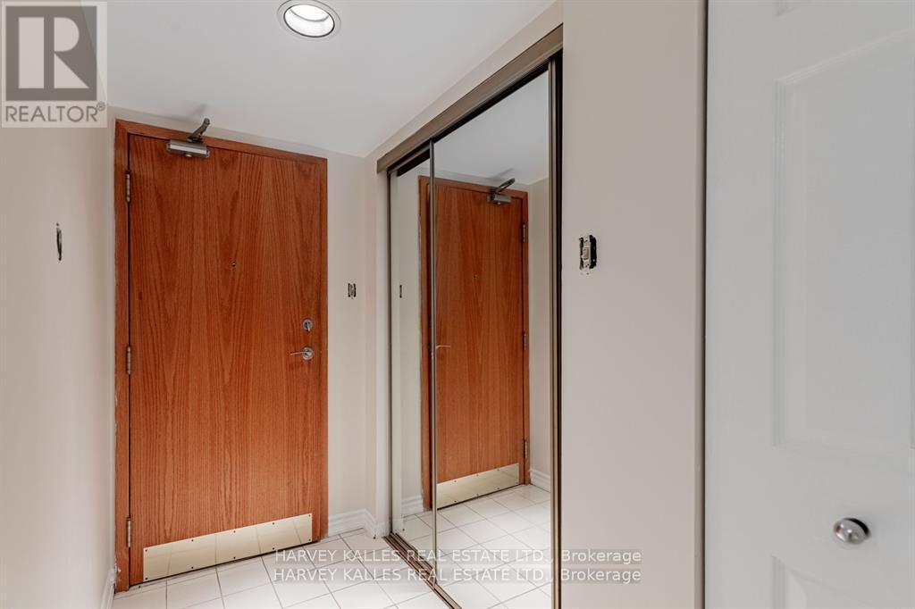 2507 - 77 Harbour Square, Toronto, Ontario  M5J 2S2 - Photo 3 - C12205388