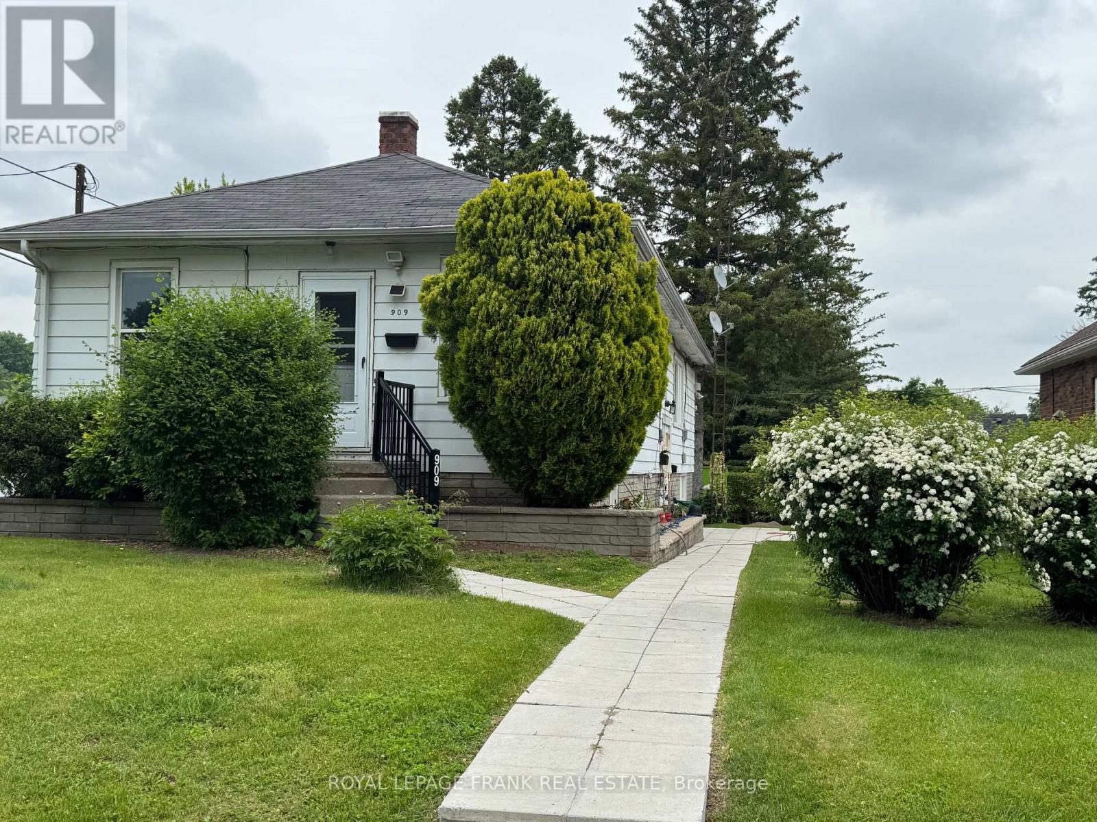 3 - 909 Masson Street, Oshawa, Ontario  L1G 5B1 - Photo 1 - E12206131