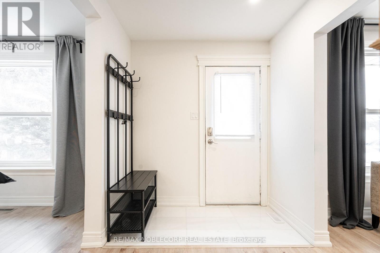 115 William Roe Boulevard, Newmarket, Ontario  L3Y 1B1 - Photo 4 - N12206060