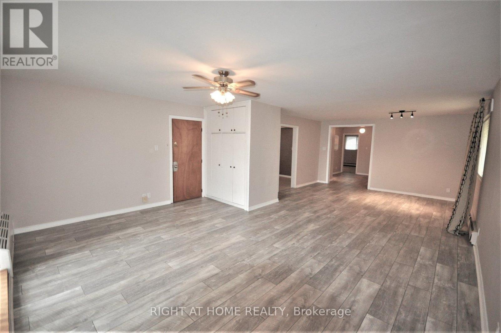 54 Rose Street, Barrie, Ontario  L4M 2T2 - Photo 2 - S12205960