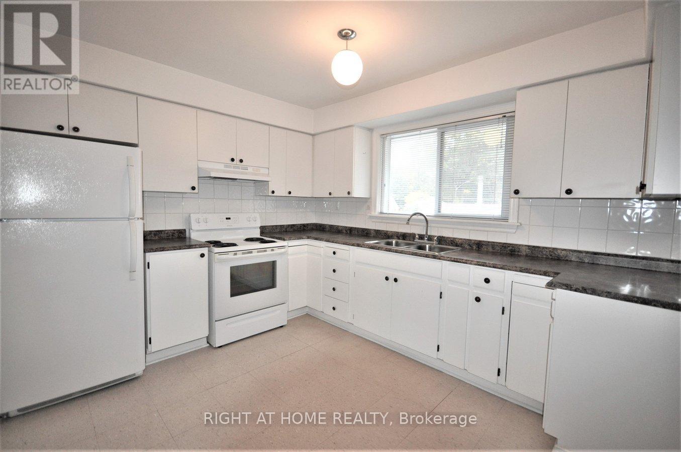 54 Rose Street, Barrie, Ontario  L4M 2T2 - Photo 5 - S12205960