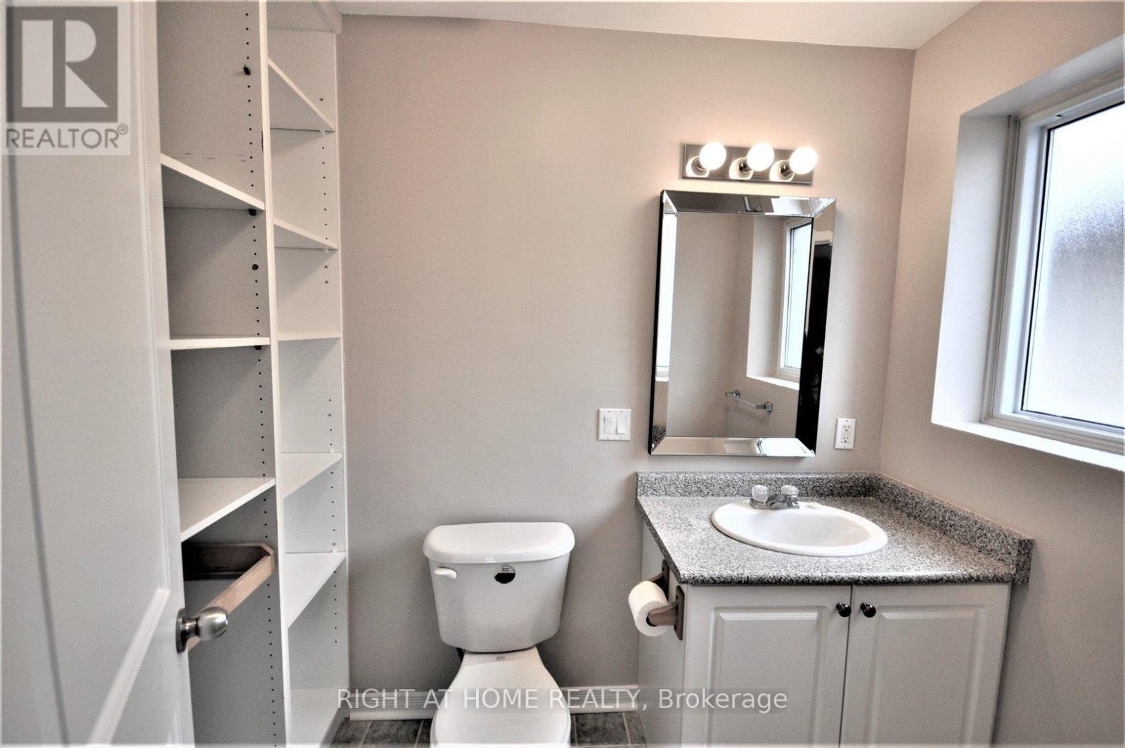 54 Rose Street, Barrie, Ontario  L4M 2T2 - Photo 9 - S12205960