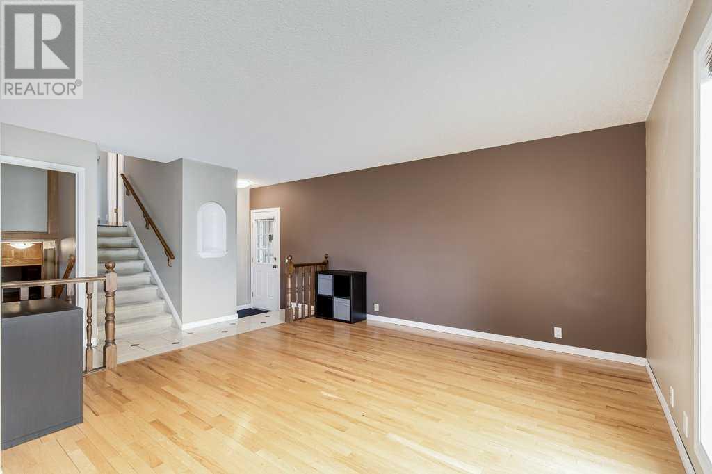 Property at 16 Ridgegate Way SW image 4