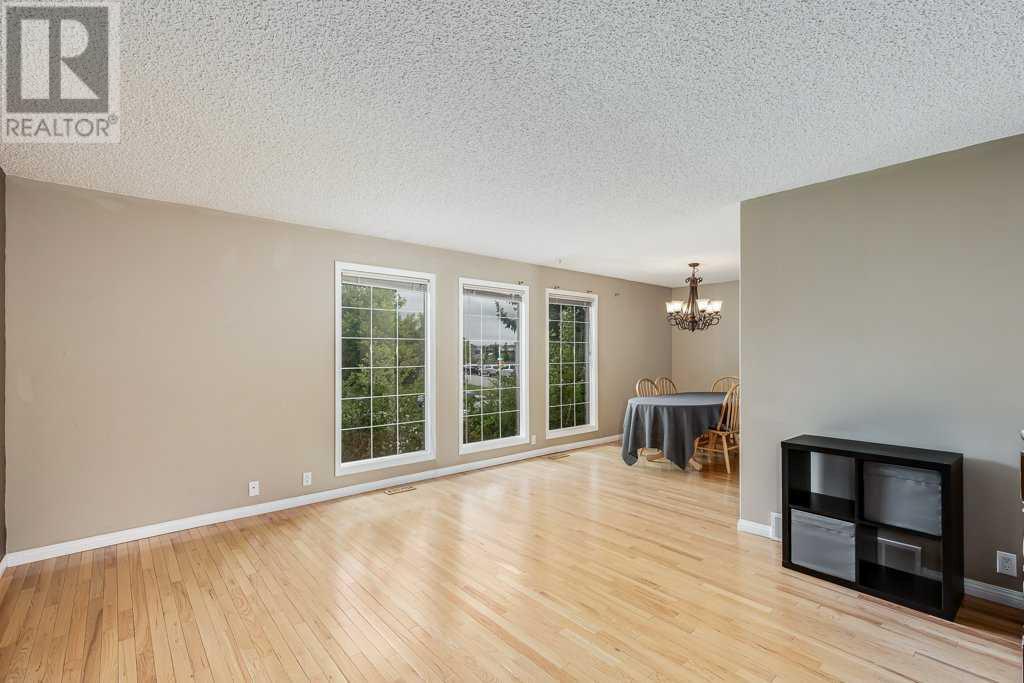 Property at 16 Ridgegate Way SW image 3