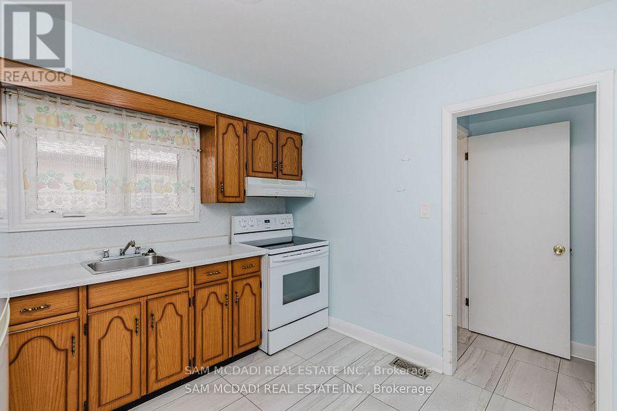 125 Inglewood Drive, Oakville, Ontario  L6K 1W8 - Photo 8 - W12205998