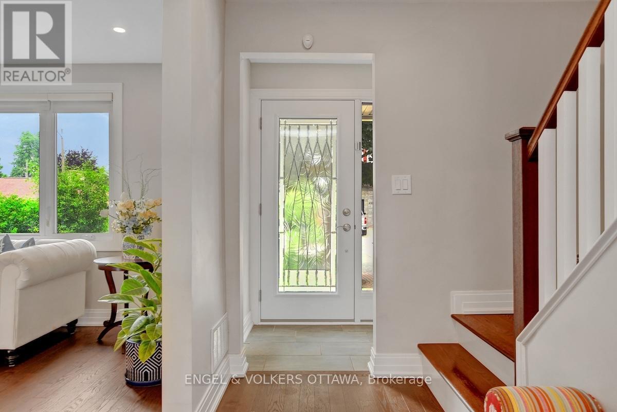 488 Denbury Avenue, Ottawa, Ontario  K2A 2N7 - Photo 5 - X12206149