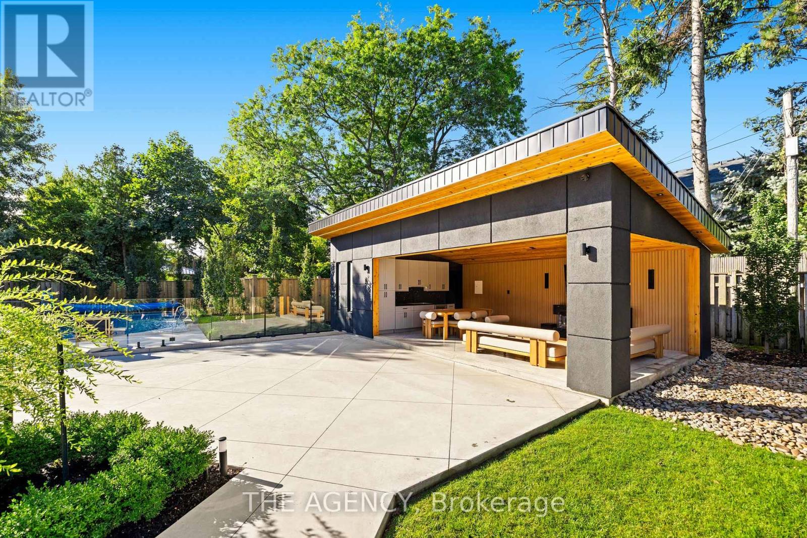 11 Burrows Avenue, Toronto, Ontario  M9B 4W8 - Photo 2 - W12143795