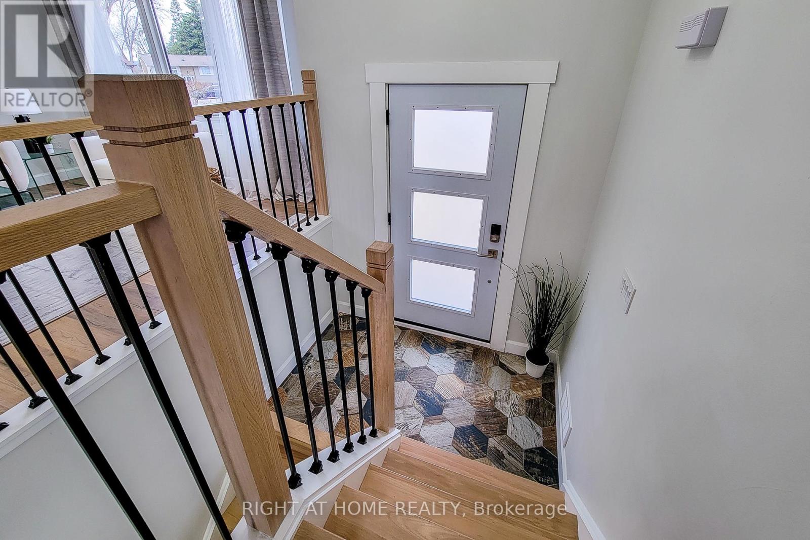 3412 Putter Place, Burlington, Ontario  L7N 2P4 - Photo 3 - W12167370