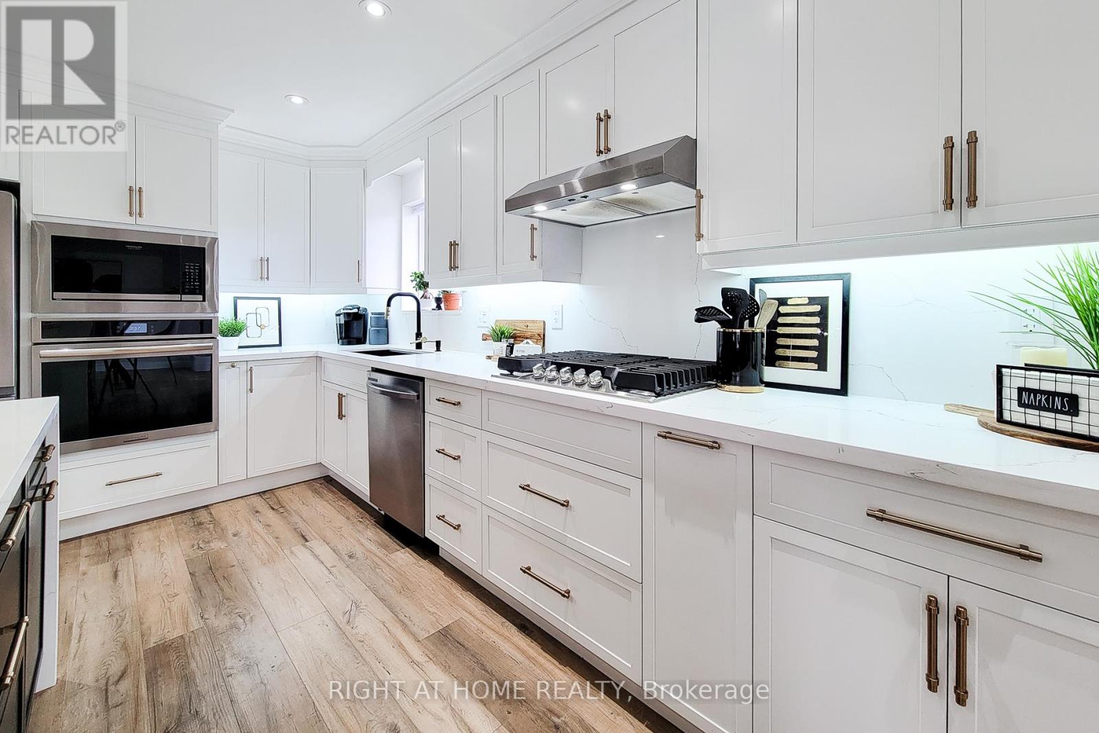 3412 Putter Place, Burlington, Ontario  L7N 2P4 - Photo 8 - W12167370