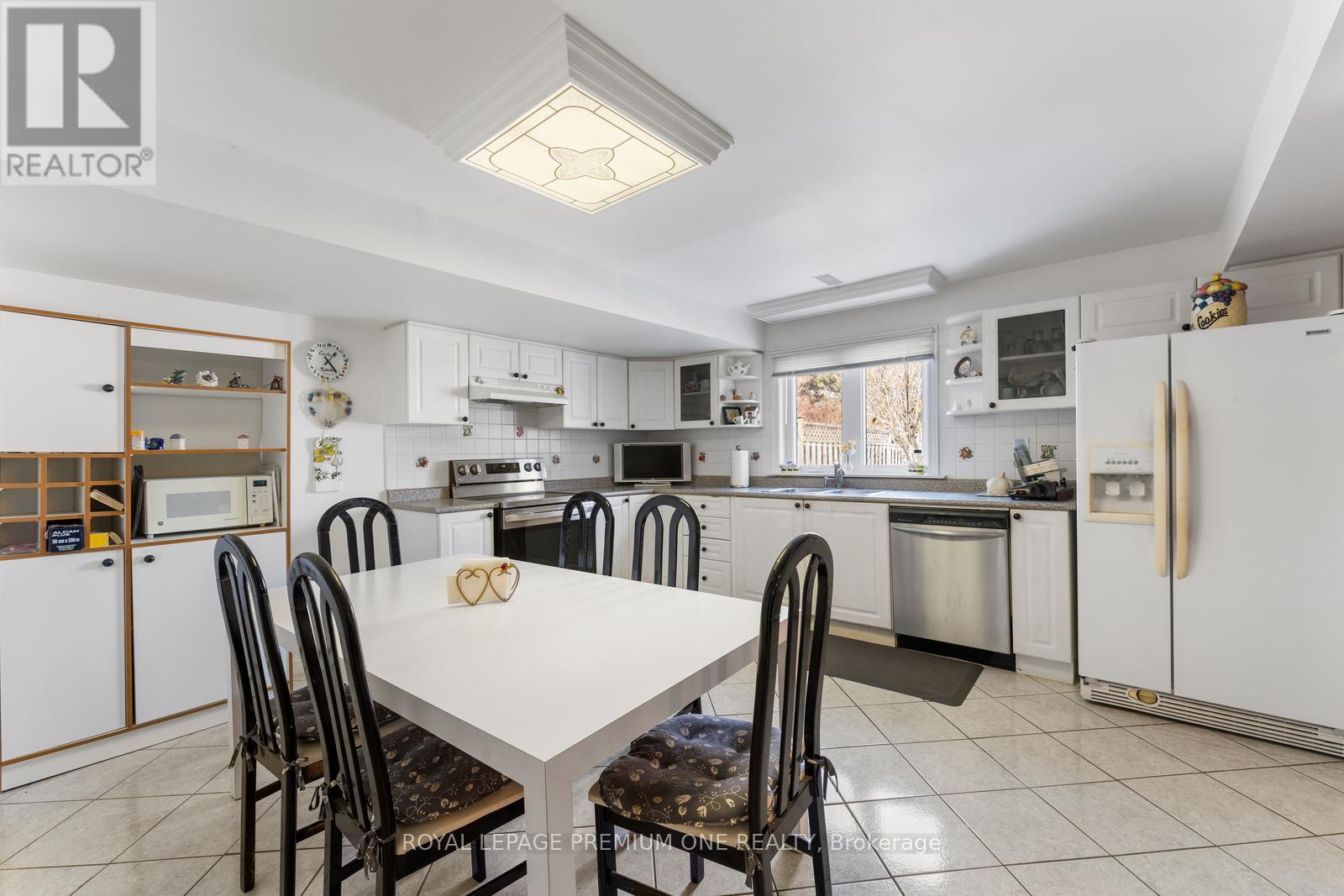 14 Carrick Avenue, Georgina, Ontario  L4P 3R4 - Photo 13 - N12195962