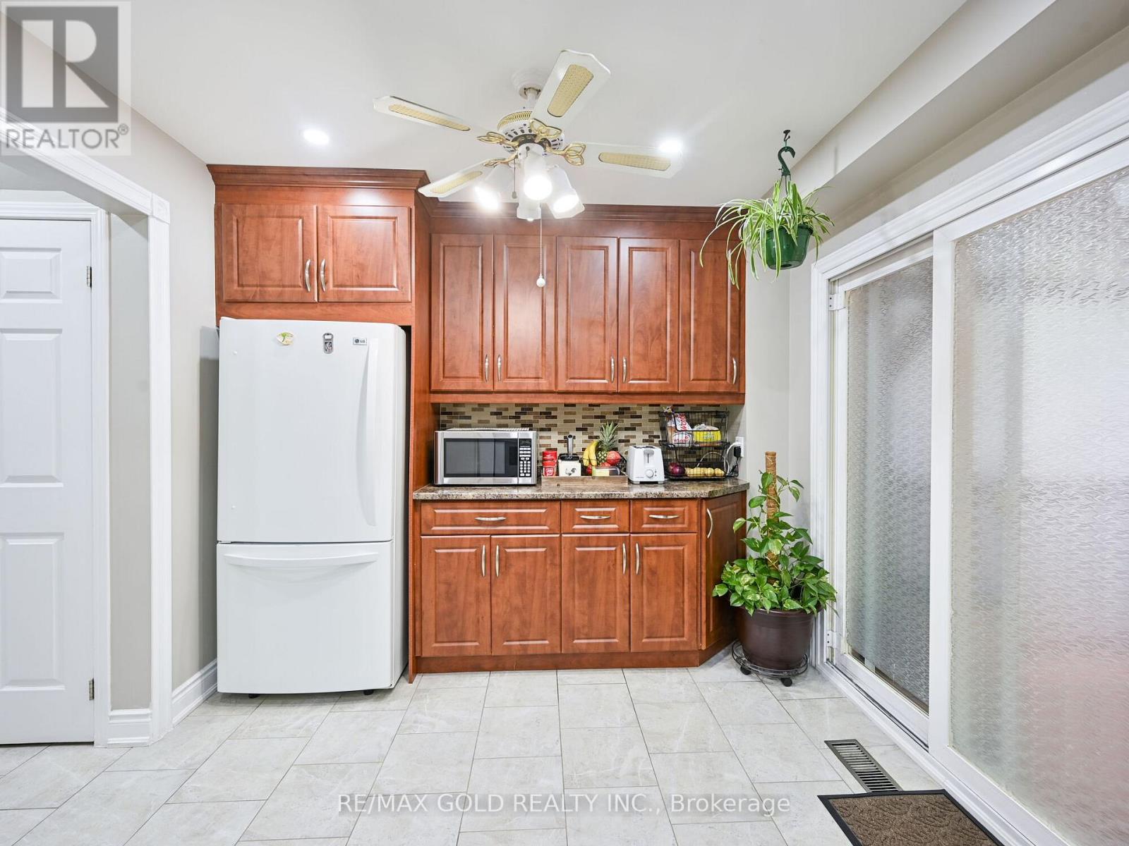 98 Centre Street N, Brampton, Ontario  L6V 2Z3 - Photo 10 - W12167956
