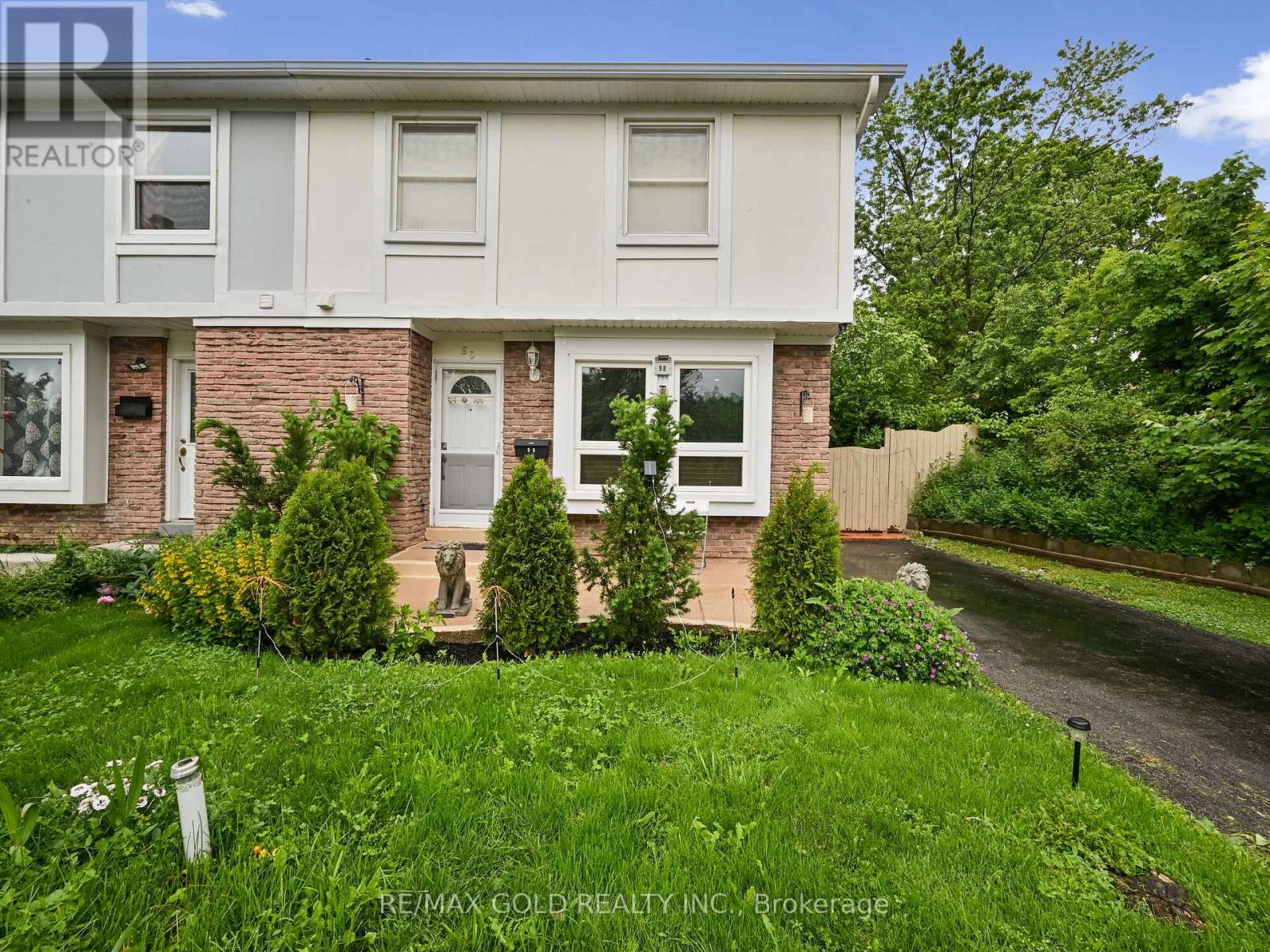 Property at 98 CENTRE STREET N image 3
