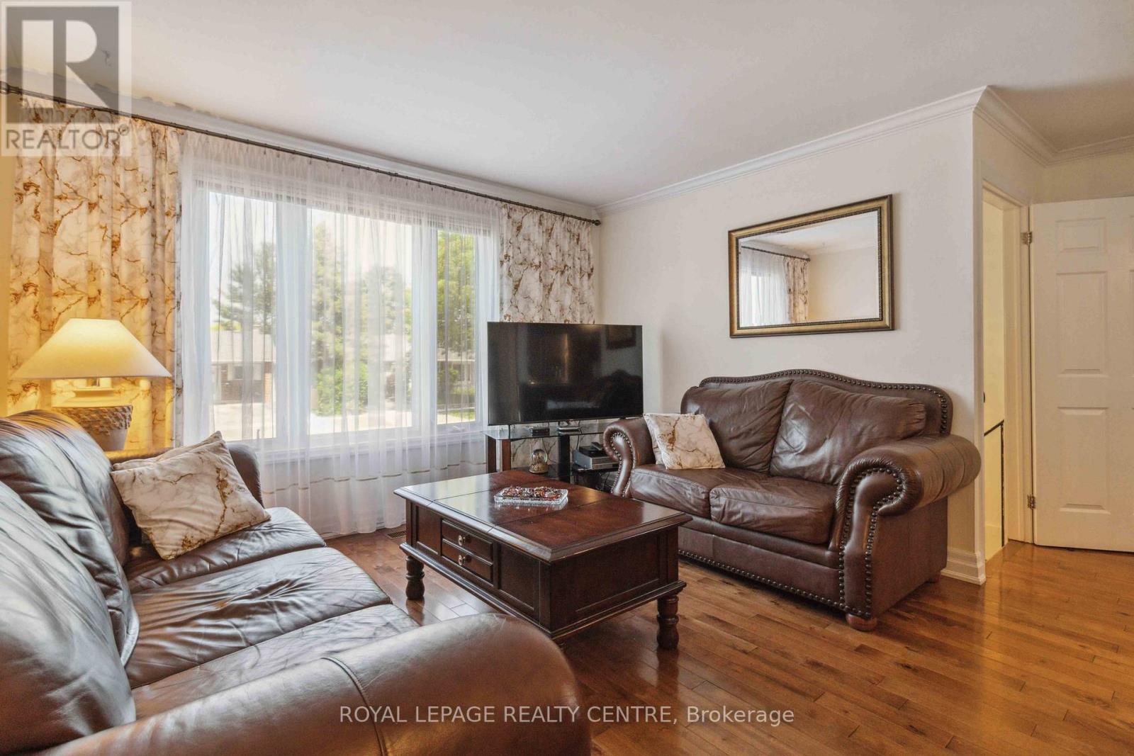 504 Galedowns Court, Mississauga, Ontario  L5A 3H9 - Photo 5 - W12191691