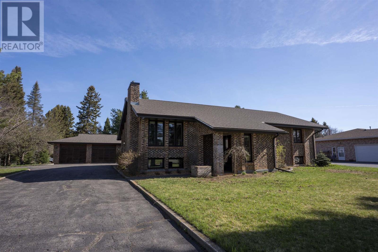 2300 Finch ST, Thunder Bay, Ontario