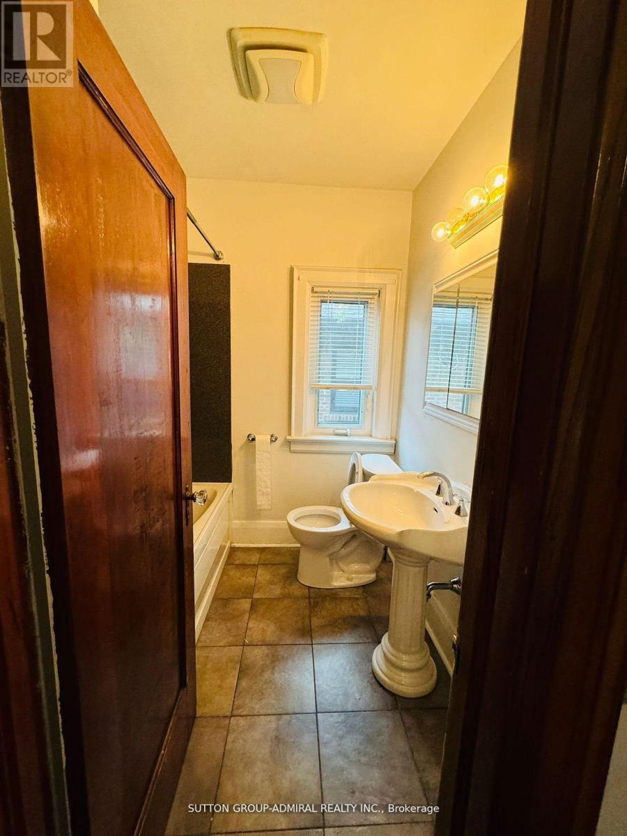 52 Lawrence Avenue E, Toronto, Ontario  M4N 1S3 - Photo 16 - C12206115