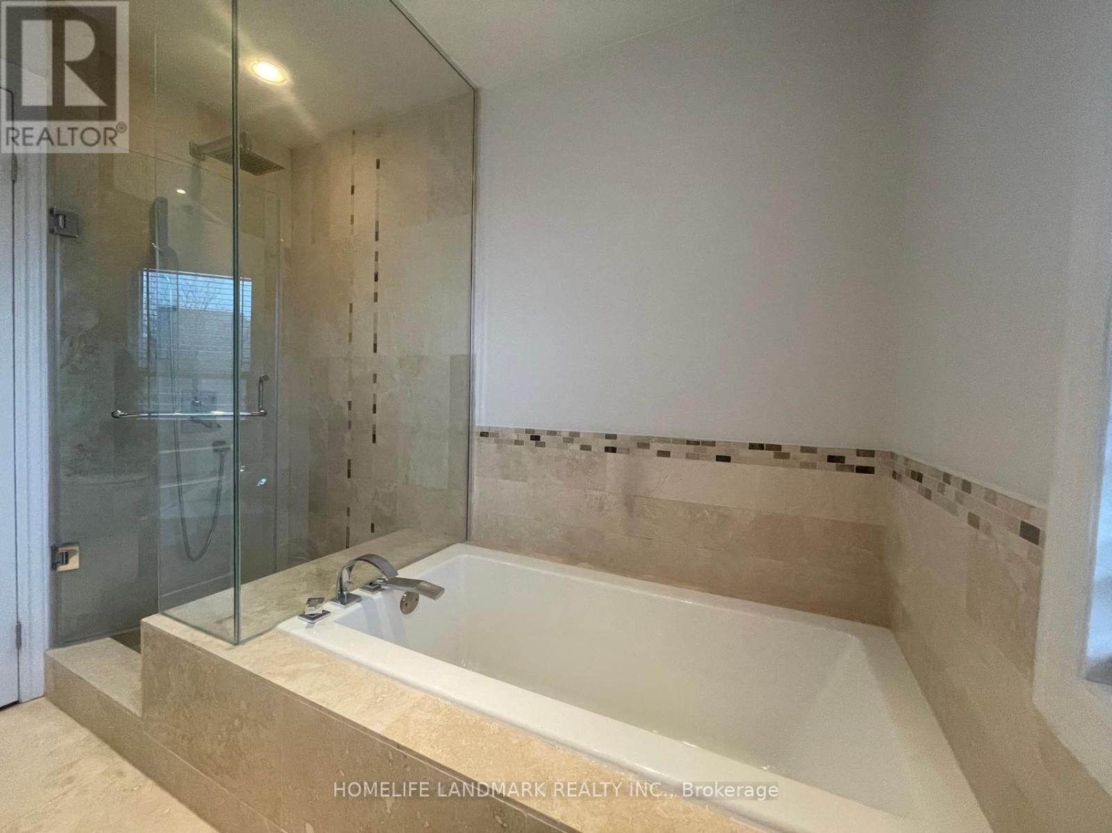 Upper - 40 Rusholme Drive, Toronto, Ontario  M6J 3J9 - Photo 15 - C12206154