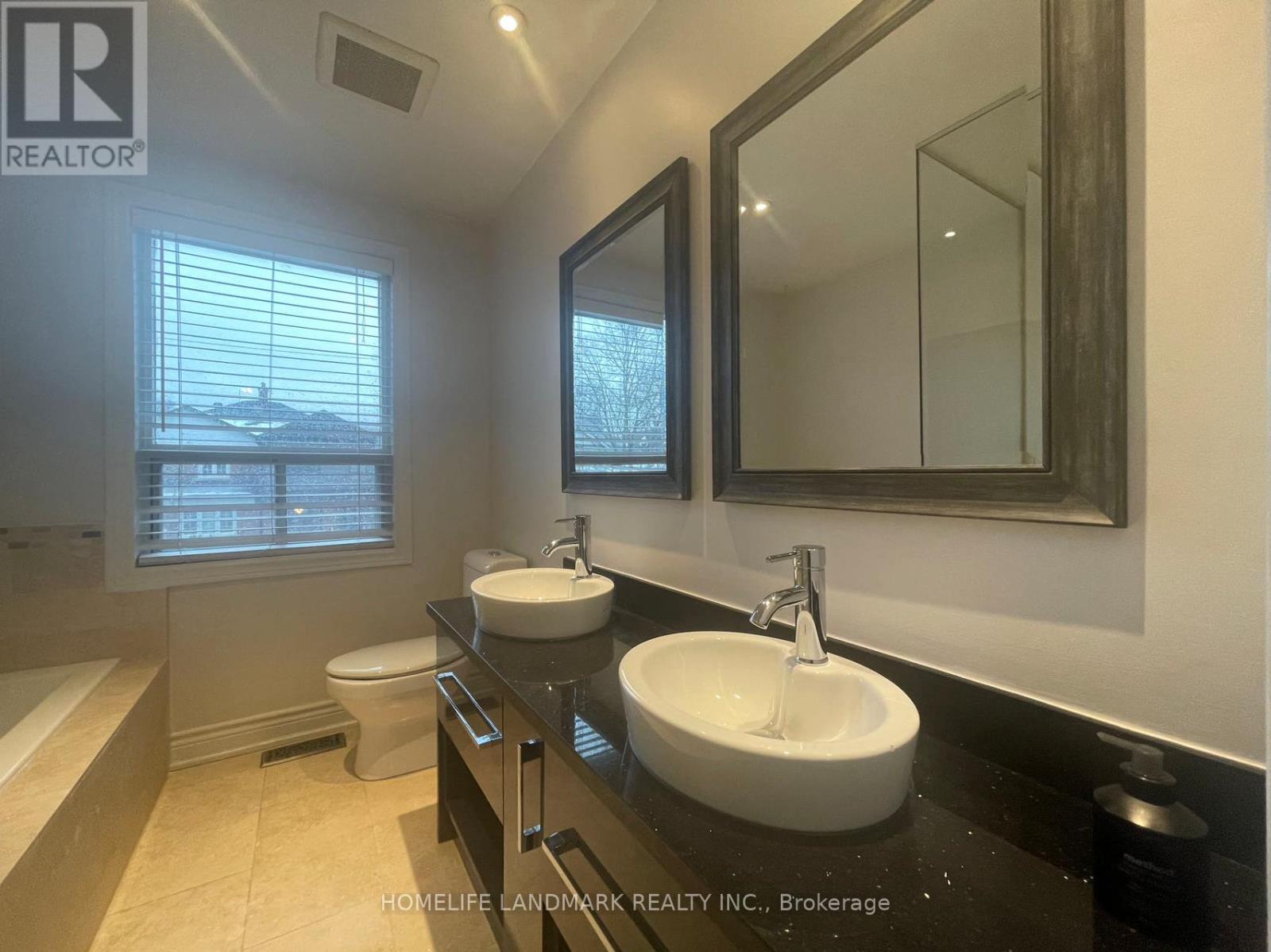 Upper - 40 Rusholme Drive, Toronto, Ontario  M6J 3J9 - Photo 17 - C12206154