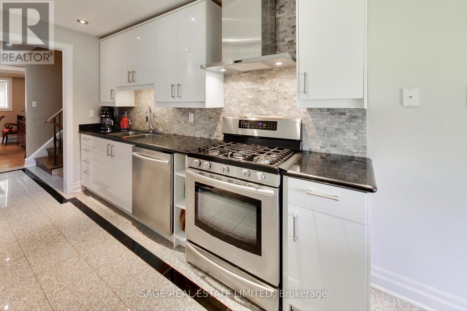 108 Madawaska Avenue, Toronto, Ontario  M2M 2R4 - Photo 12 - C12206176