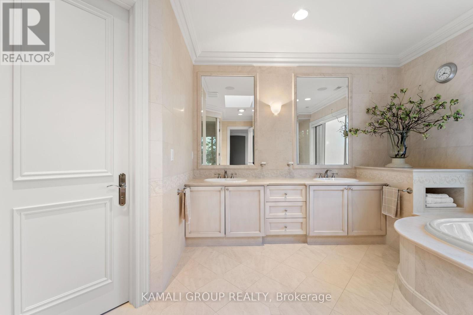 39 Rollscourt Drive, Toronto, Ontario  M2L 1X6 - Photo 22 - C12206210