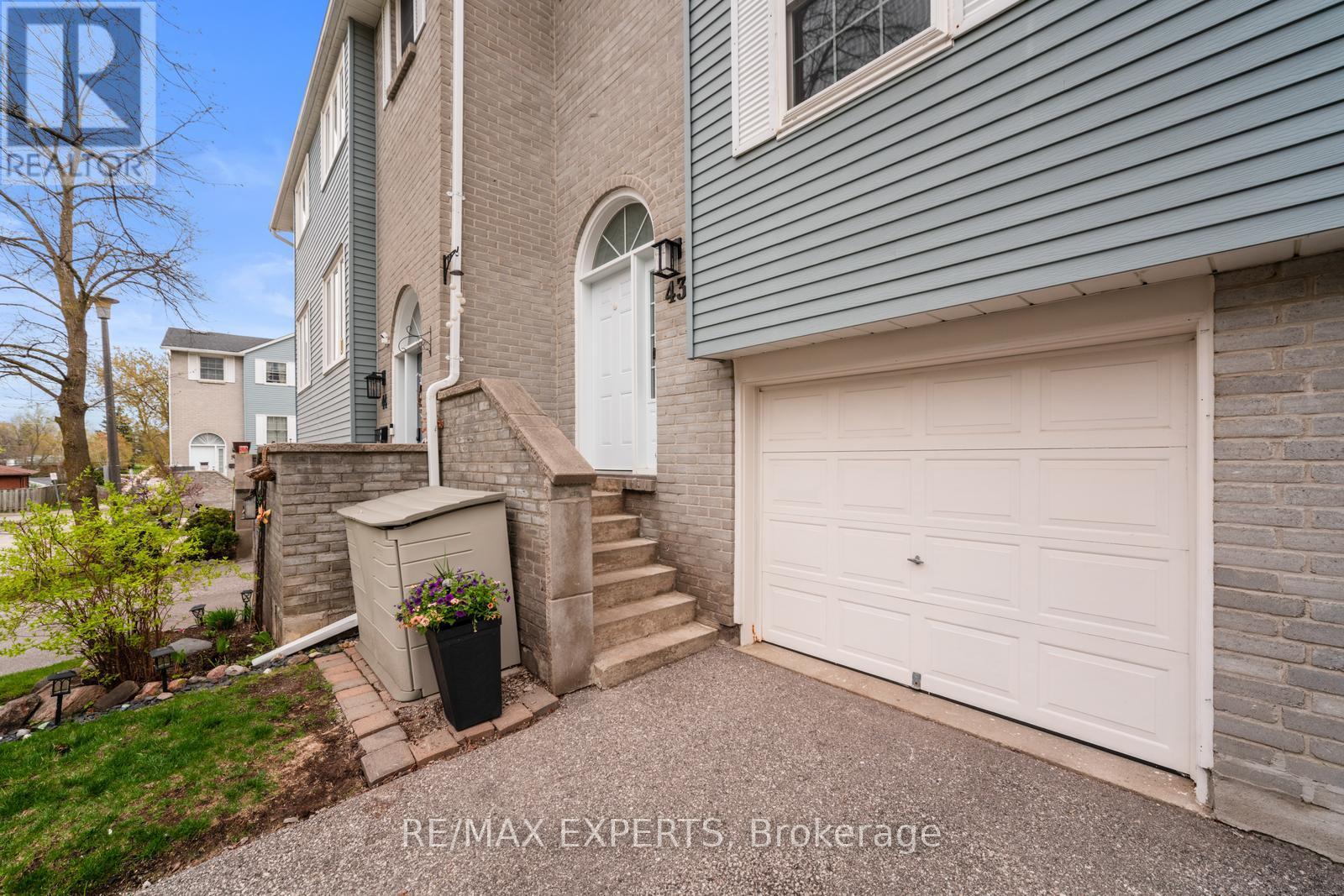 43 Harmony Circle, Bradford West Gwillimbury, Ontario  L3Z 2T9 - Photo 3 - N12206223