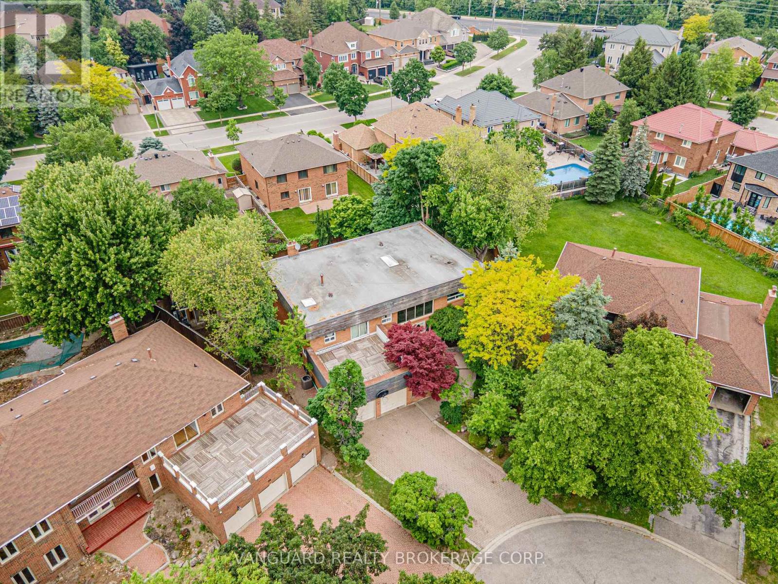 40 Colton Crescent N, Vaughan (Islington Woods), Ontario  L4L 3L6 - Photo 6 - N12206274