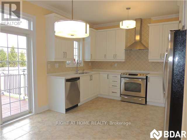 42 Westminster Circle, Barrie, Ontario  L4M 0A4 - Photo 2 - S12206260