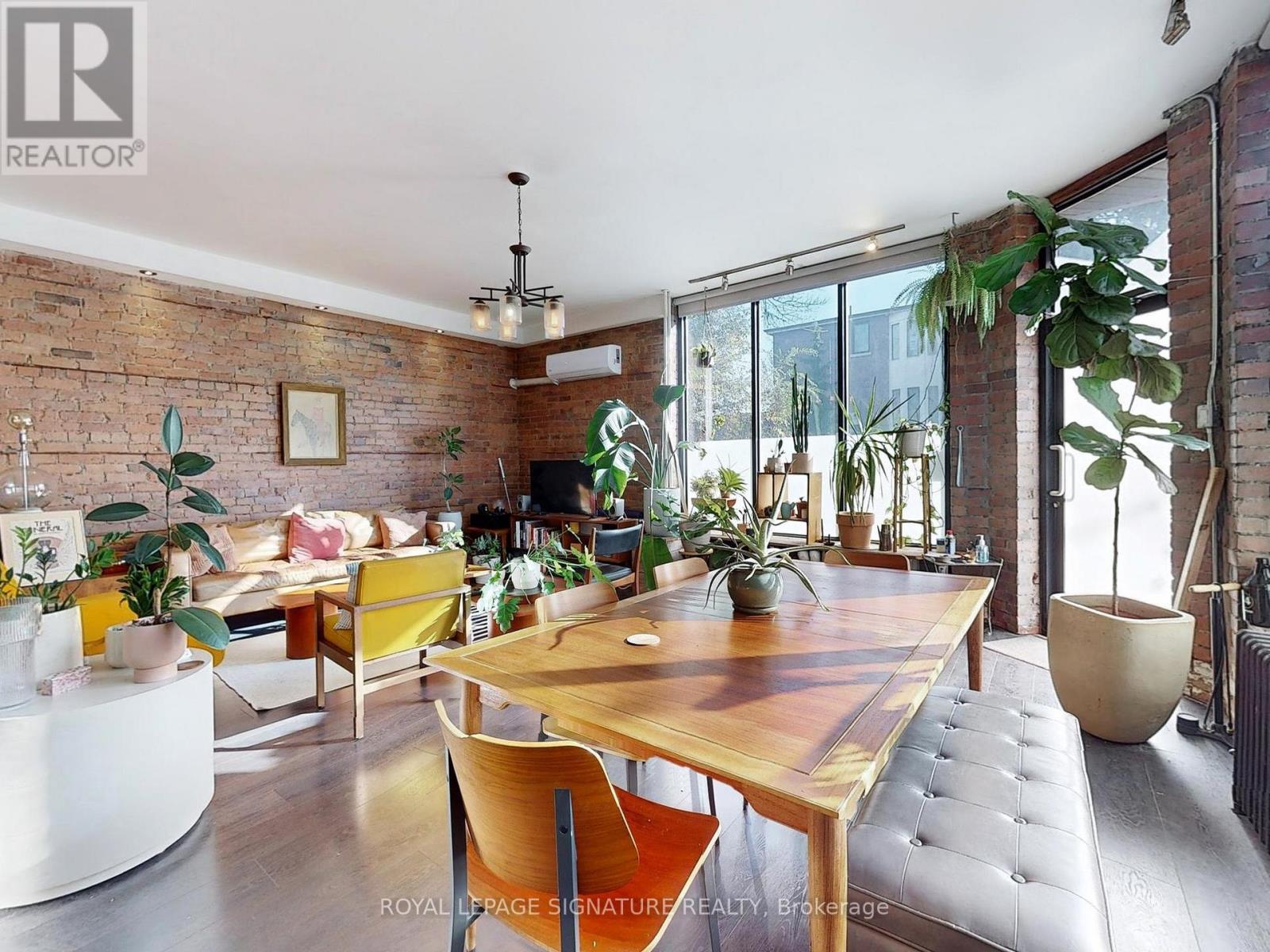 134 Pendrith Street, Toronto, Ontario  M6G 1R7 - Photo 10 - W12206105