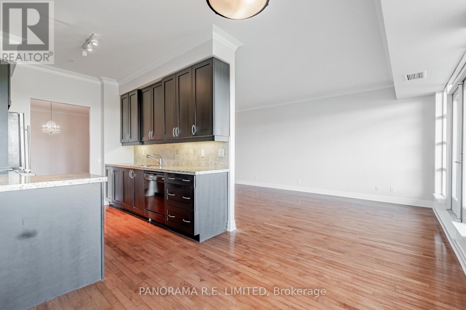 507 - 9 Burnhamthorpe Crescent, Toronto, Ontario  M9A 0A6 - Photo 9 - W12206171