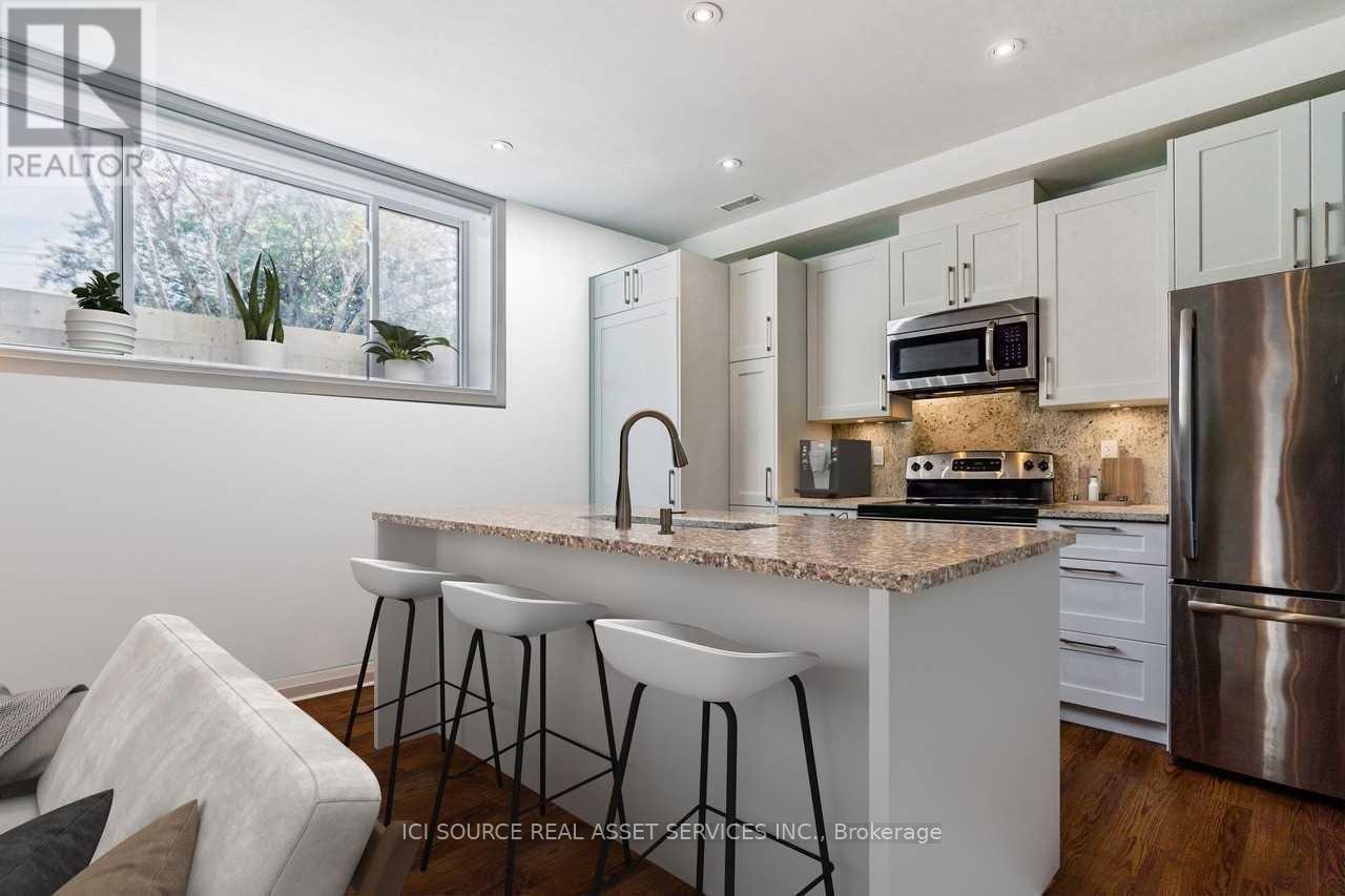 19 Ivy Lea Crescent, Toronto, Ontario  M8Y 2B5 - Photo 4 - W12206195