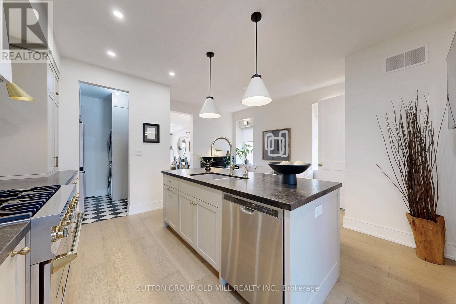 171 Brookside Avenue, Toronto, Ontario  M6S 4G8 - Photo 12 - W12206198