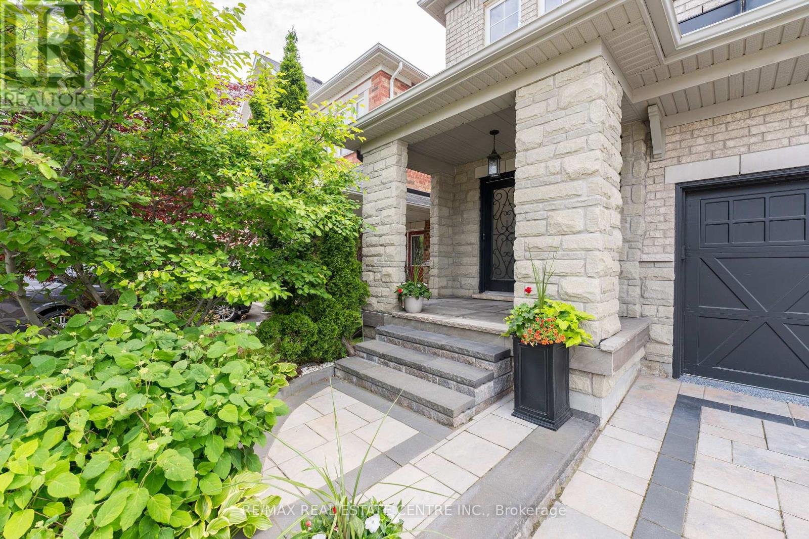 3344 Pottery Drive, Burlington, Ontario  L7M 0L3 - Photo 3 - W12206228