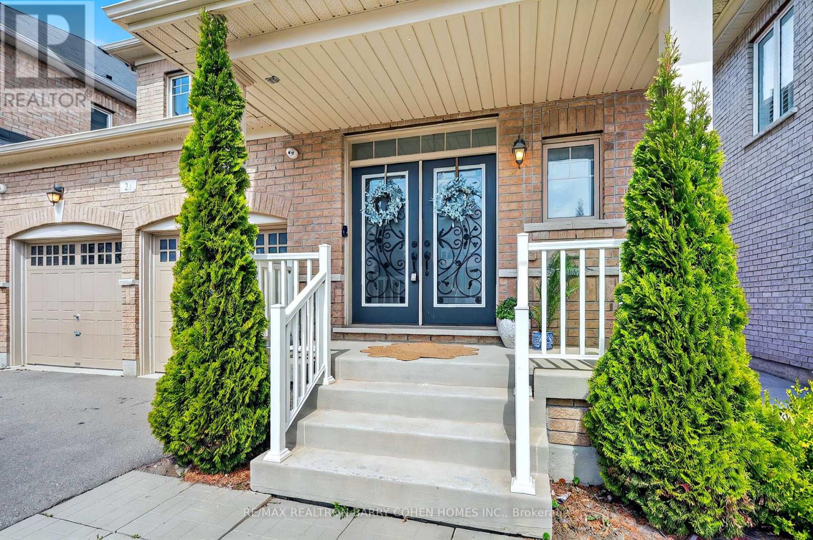 21 Meadowcreek Road, Caledon, Ontario  L7C 3Y9 - Photo 2 - W12206246