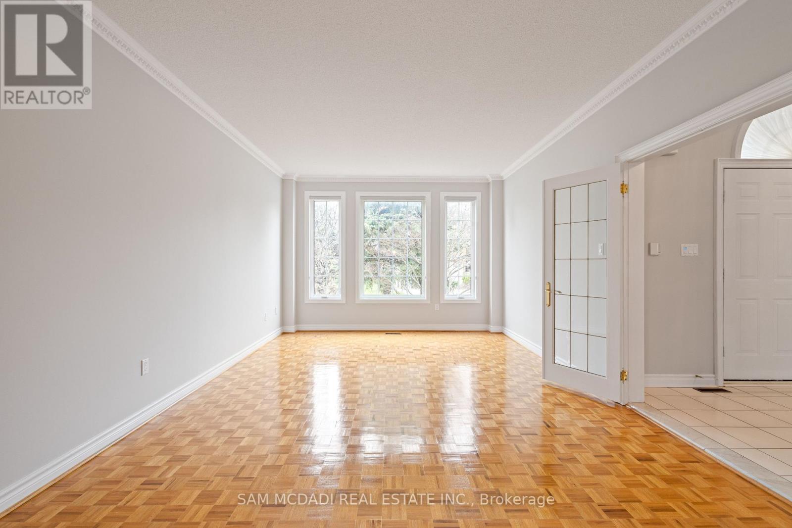2221 Robinwood Court, Mississauga, Ontario  L5M 5B8 - Photo 4 - W12206249