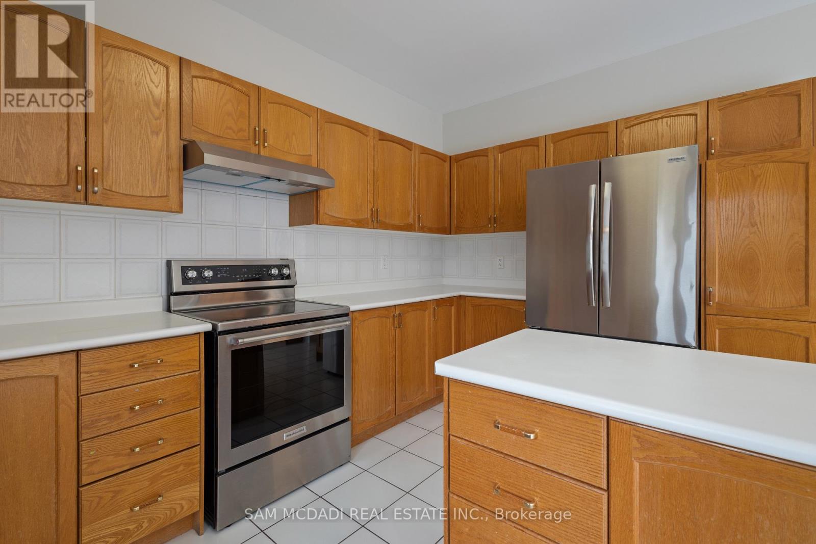 2221 Robinwood Court, Mississauga, Ontario  L5M 5B8 - Photo 9 - W12206249