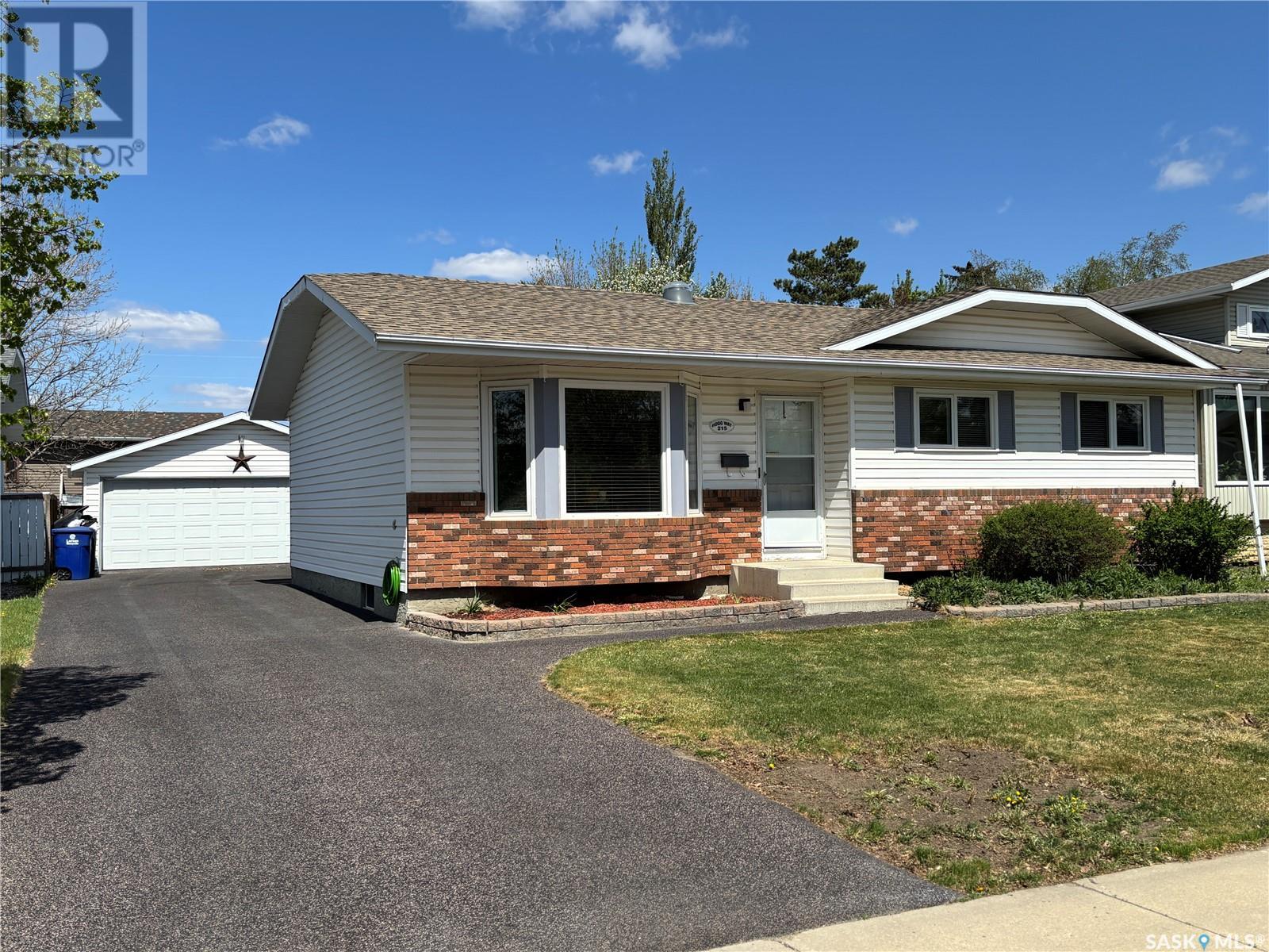 215 Hogg WAY, Saskatoon, Saskatchewan