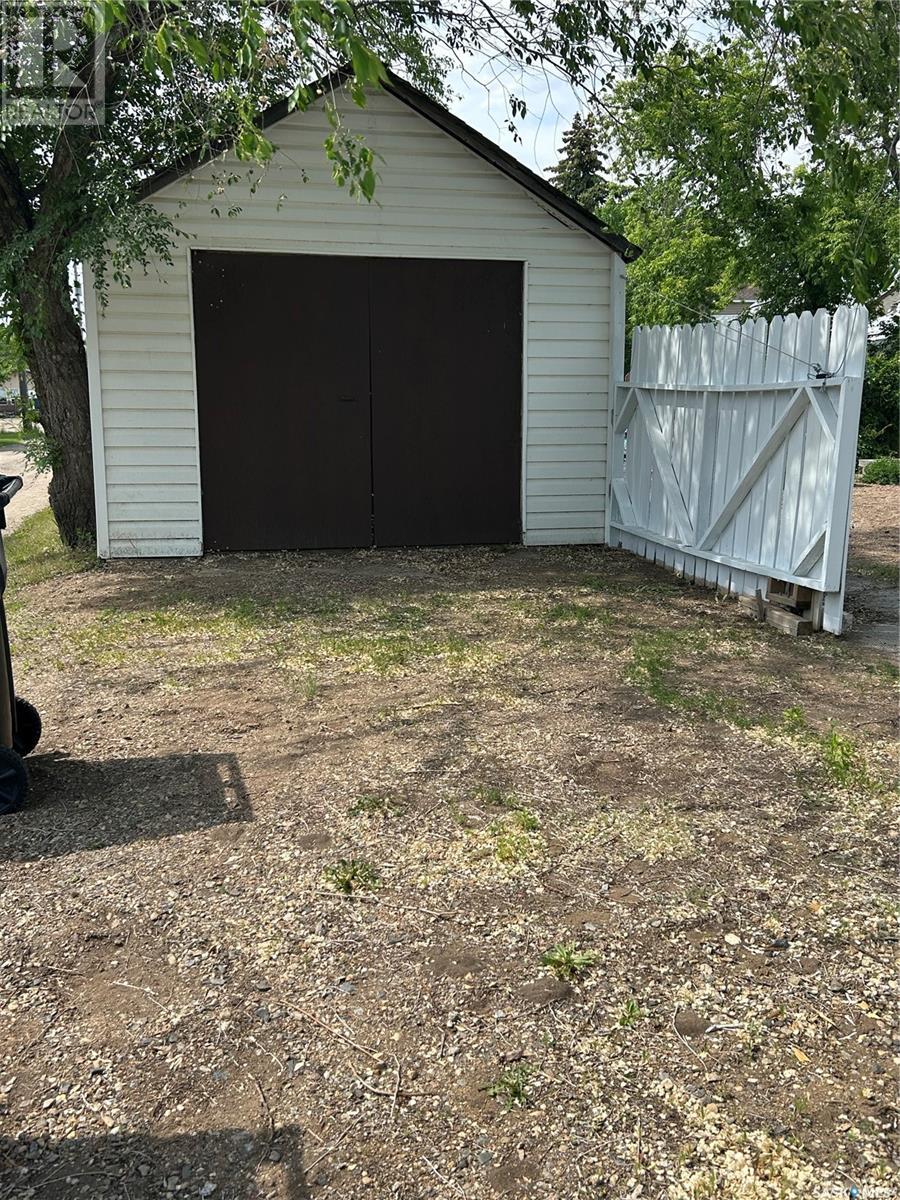 1018 3rd Street, Estevan, Saskatchewan  S4A 0R5 - Photo 43 - SK008773