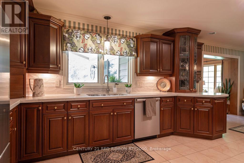 24387 Saxton Road, Strathroy-Caradoc, Ontario  N7G 3H4 - Photo 5 - X12206392