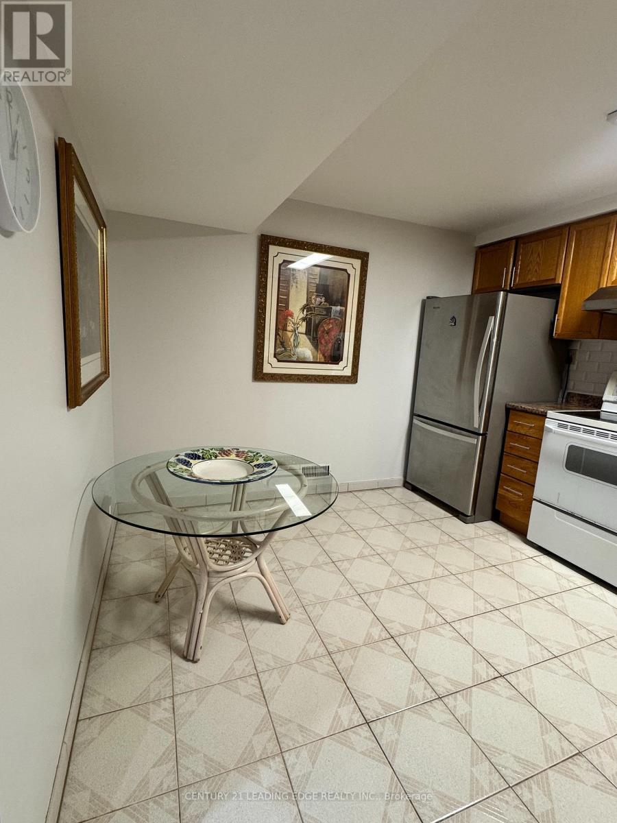 63 Canterbury Court, Richmond Hill, Ontario  L4C 8E7 - Photo 10 - N12206283