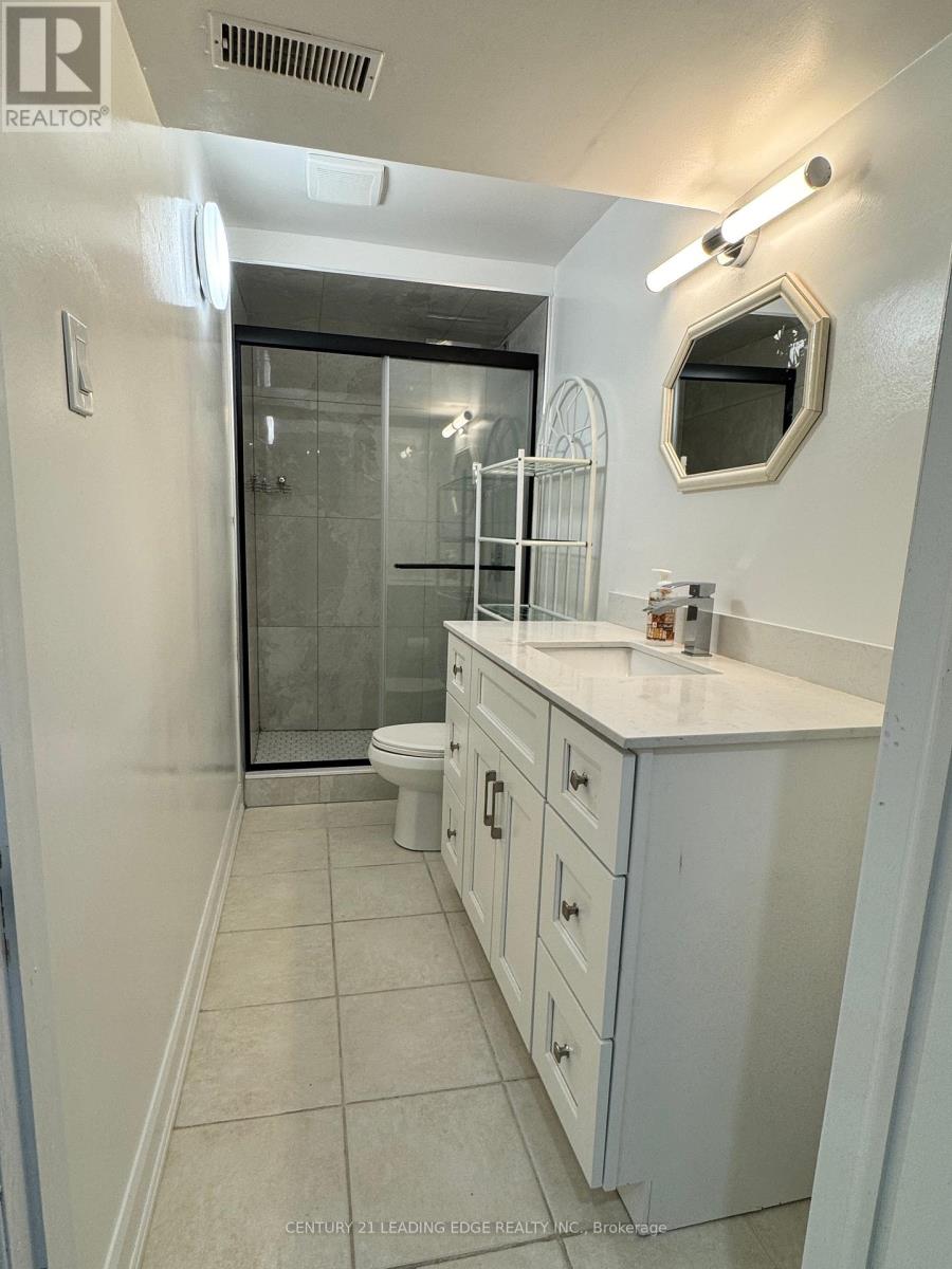 63 Canterbury Court, Richmond Hill, Ontario  L4C 8E7 - Photo 11 - N12206283