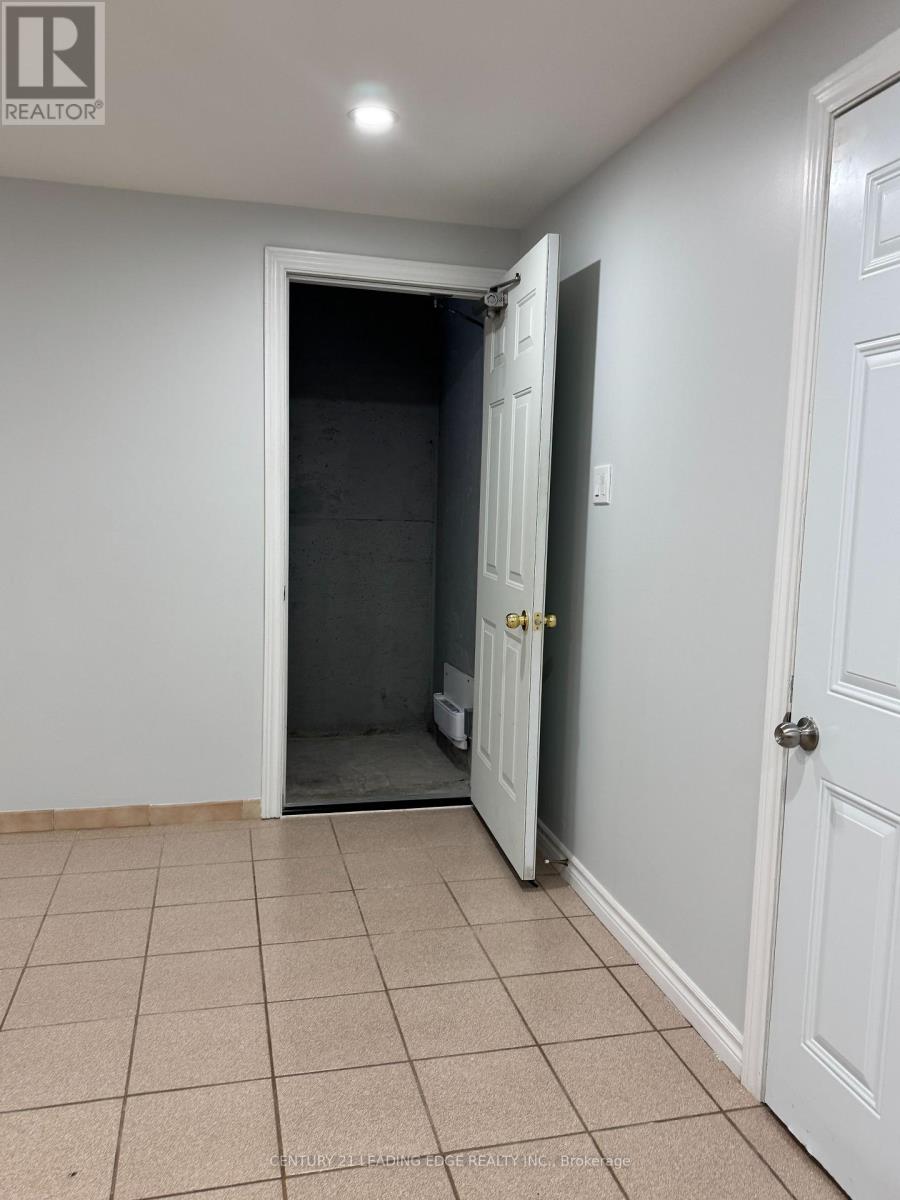 63 Canterbury Court, Richmond Hill, Ontario  L4C 8E7 - Photo 12 - N12206283