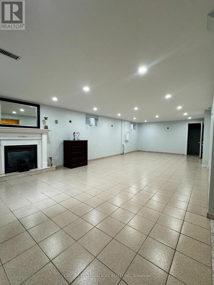 63 Canterbury Court, Richmond Hill, Ontario  L4C 8E7 - Photo 4 - N12206283